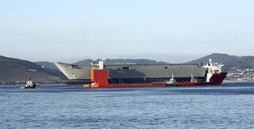 Tàu sân bay trực thăng HMAS Canberra khi được đưa về cảng của Australia.